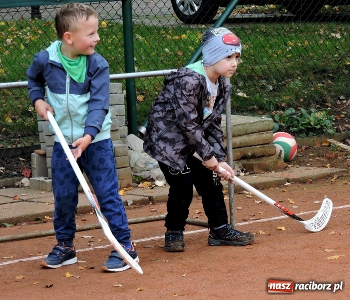 Zdjęcie w galerii na portalu naszraciborz.pl: Dzieci z Przedszkola numer 13 odwiedziły kort tenisowy Rafako wiadomości z regionu