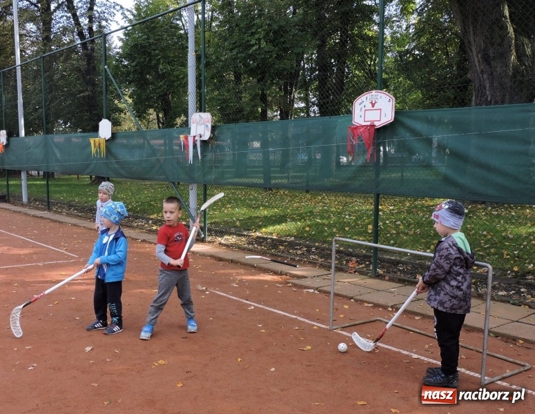 Zdjęcie w galerii na portalu naszraciborz.pl: Dzieci z Przedszkola numer 13 odwiedziły kort tenisowy Rafako wiadomości z regionu