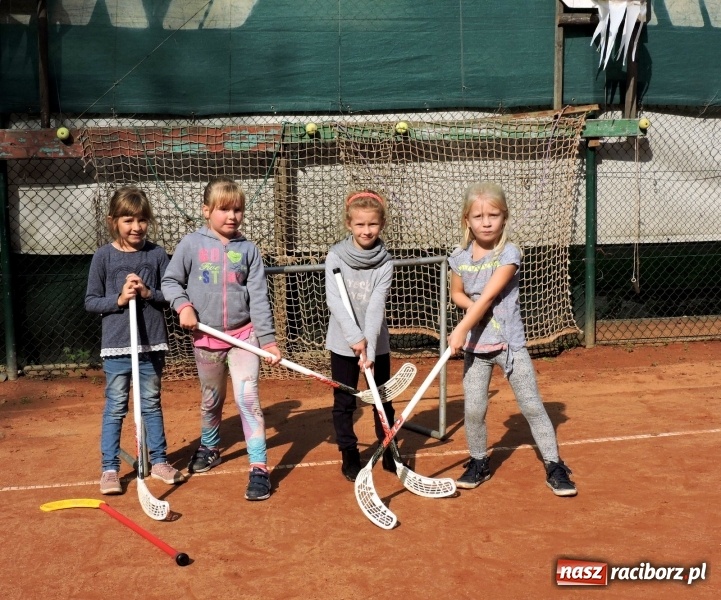 Zdjęcie w galerii na portalu naszraciborz.pl: Dzieci z Przedszkola numer 13 odwiedziły kort tenisowy Rafako wiadomości z regionu