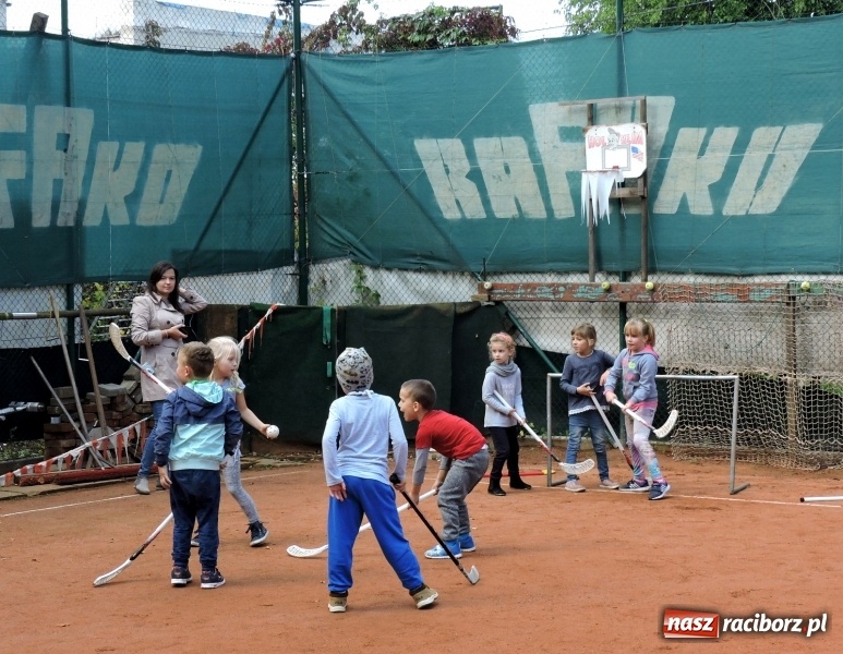 Zdjęcie w galerii na portalu naszraciborz.pl: Dzieci z Przedszkola numer 13 odwiedziły kort tenisowy Rafako wiadomości z regionu