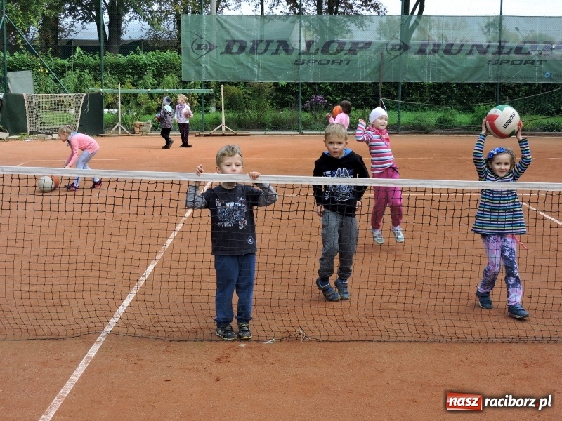 Zdjęcie w galerii na portalu naszraciborz.pl: Dzieci z Przedszkola numer 13 odwiedziły kort tenisowy Rafako wiadomości z regionu