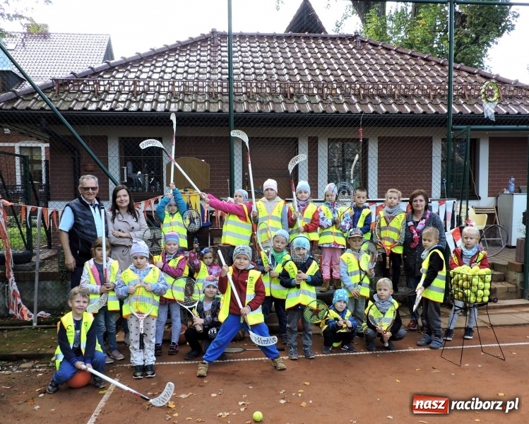 Zdjęcie w galerii na portalu naszraciborz.pl: Dzieci z Przedszkola numer 13 odwiedziły kort tenisowy Rafako wiadomości z regionu