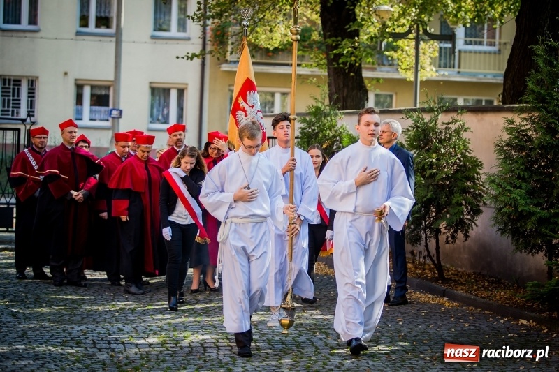 Zdjęcie w galerii na portalu naszraciborz.pl: Uroczysta Msza Święta w intencji Państwowej Wyższej Szkoły Zawodowej w Raciborzu wiadomości z regionu