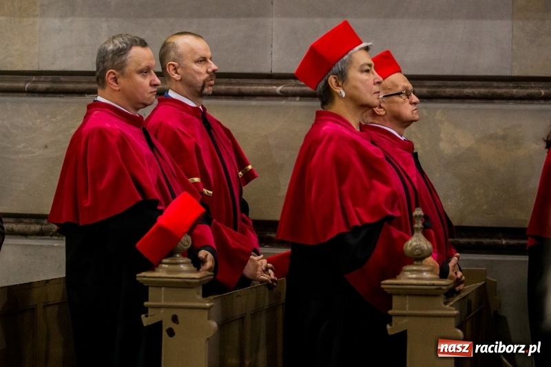 Zdjęcie w galerii na portalu naszraciborz.pl: Uroczysta Msza Święta w intencji Państwowej Wyższej Szkoły Zawodowej w Raciborzu wiadomości z regionu