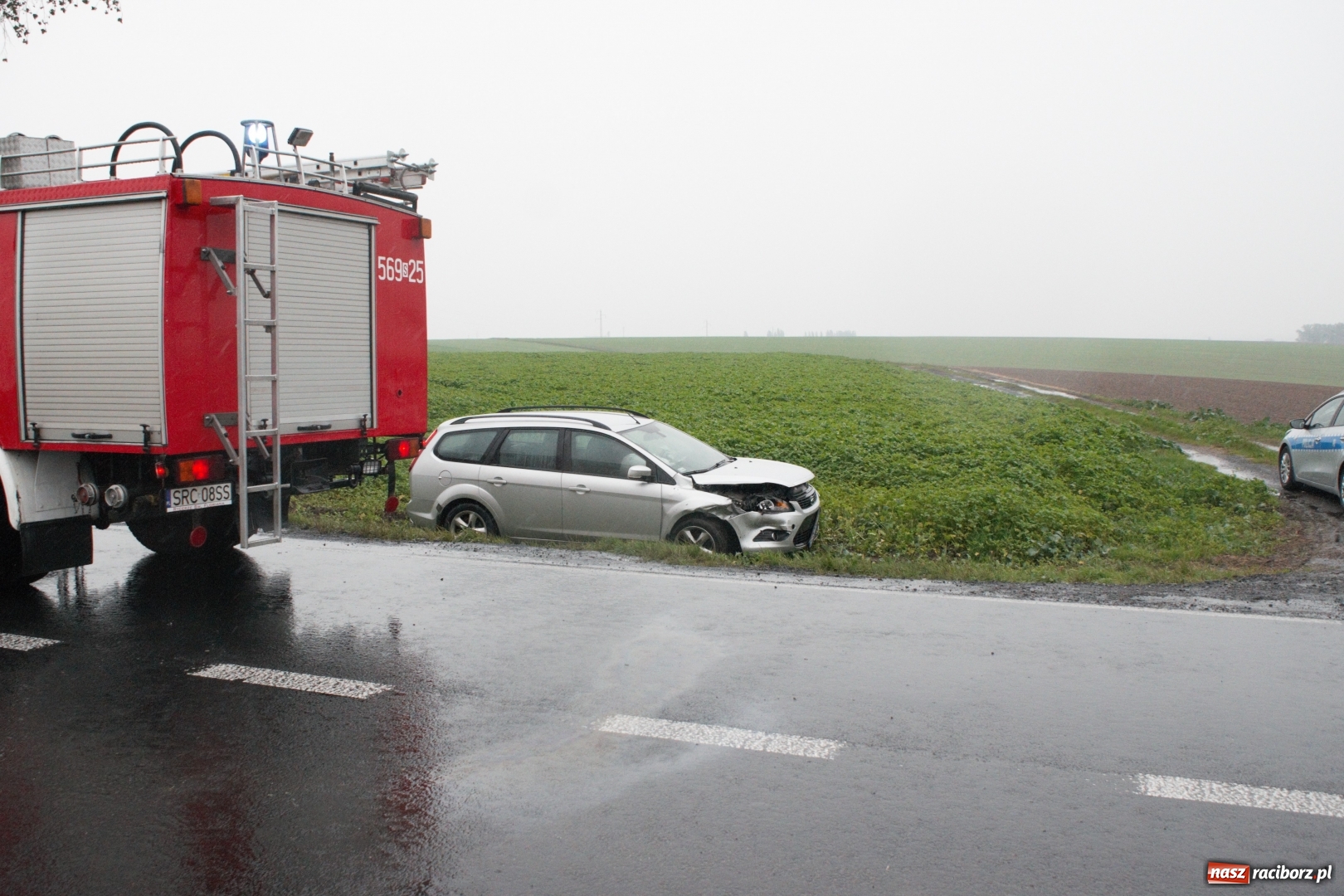Zdjęcie w galerii na portalu naszraciborz.pl: Zderzenie forda i volkswagena na trasie Racibórz-Pietrowice Wielkie wiadomości z regionu
