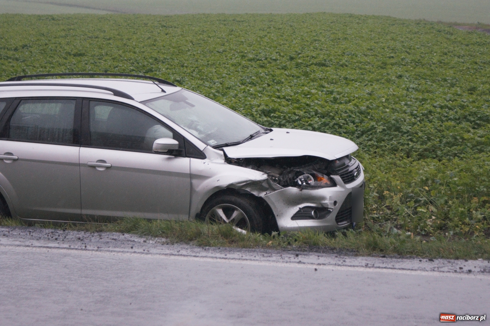Zdjęcie w galerii na portalu naszraciborz.pl: Zderzenie forda i volkswagena na trasie Racibórz-Pietrowice Wielkie wiadomości z regionu