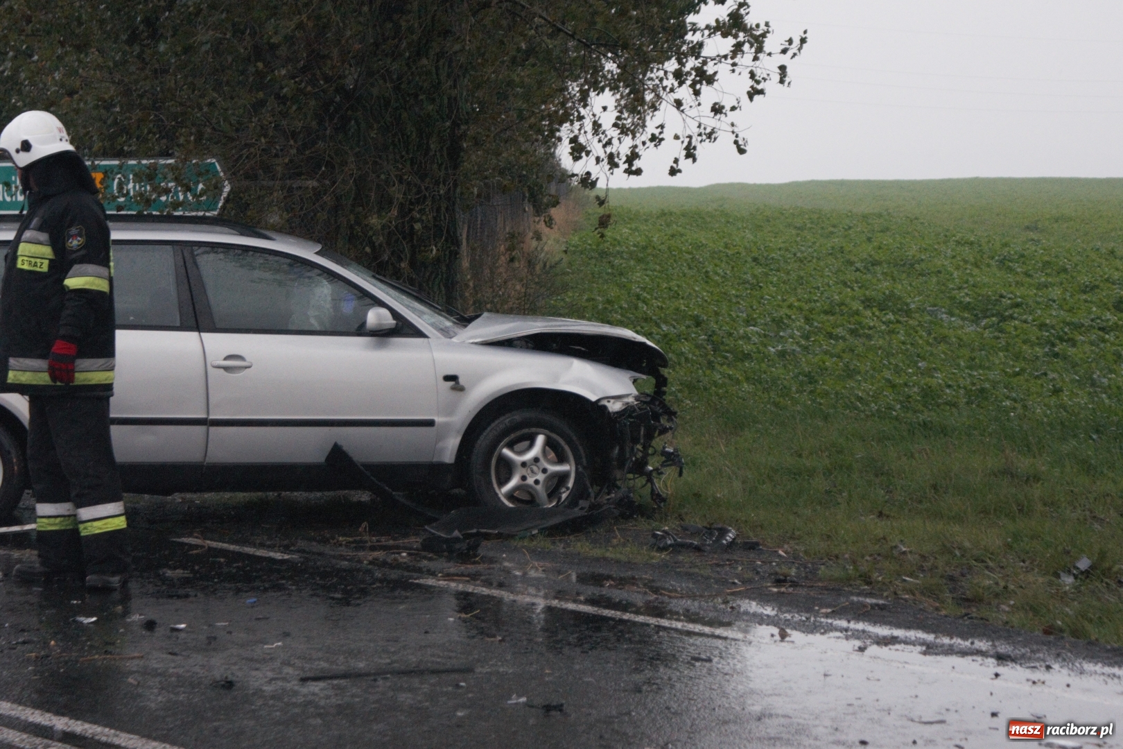 Zdjęcie w galerii na portalu naszraciborz.pl: Zderzenie forda i volkswagena na trasie Racibórz-Pietrowice Wielkie wiadomości z regionu