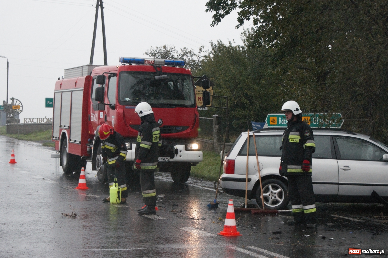 Zdjęcie w galerii na portalu naszraciborz.pl: Zderzenie forda i volkswagena na trasie Racibórz-Pietrowice Wielkie wiadomości z regionu