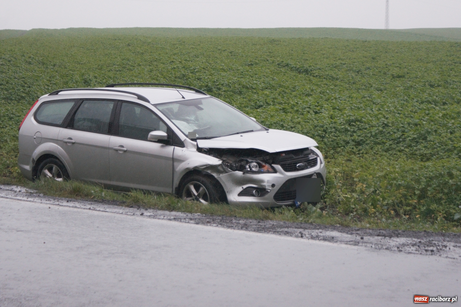 Zdjęcie w galerii na portalu naszraciborz.pl: Zderzenie forda i volkswagena na trasie Racibórz-Pietrowice Wielkie wiadomości z regionu