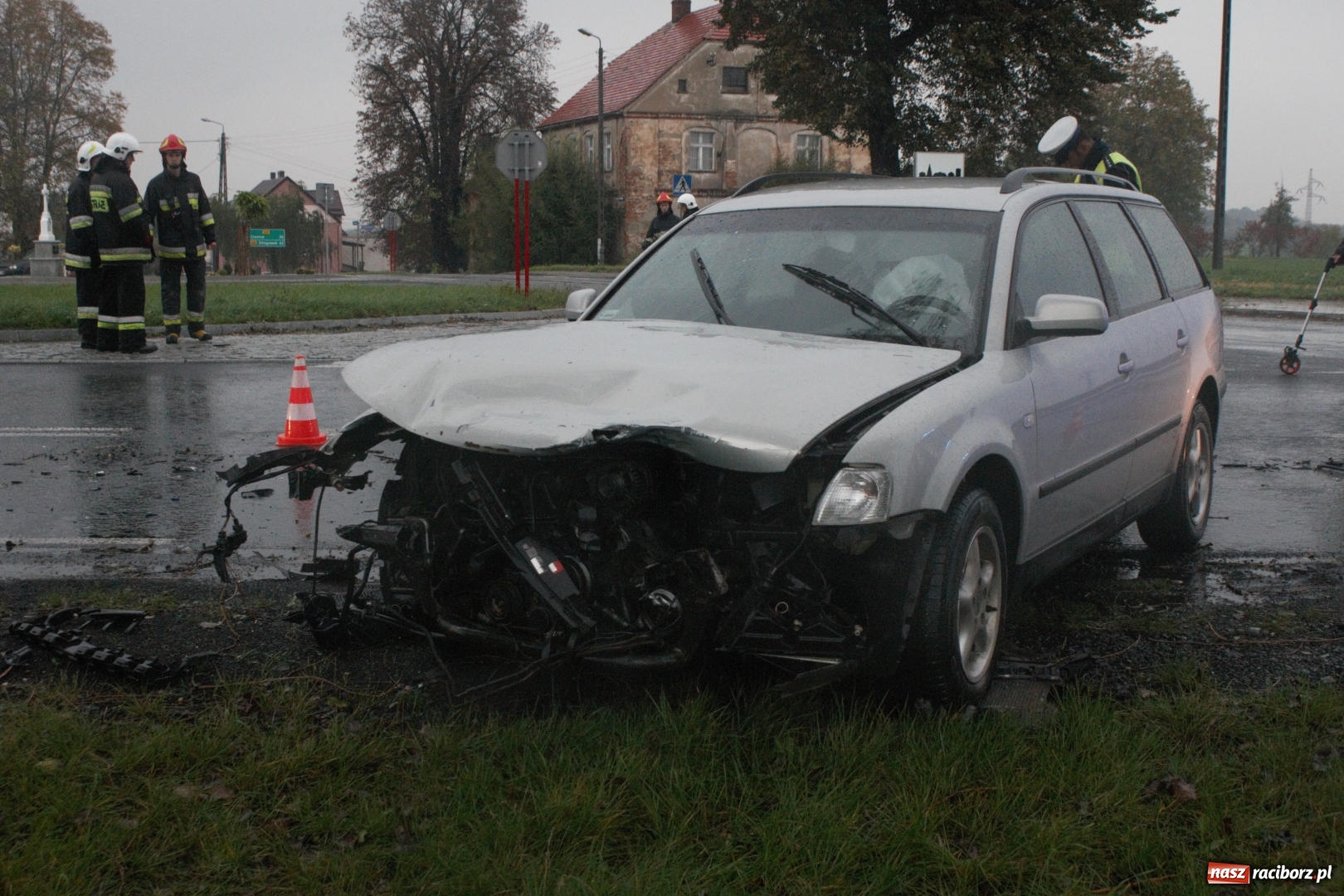 Zdjęcie w galerii na portalu naszraciborz.pl: Zderzenie forda i volkswagena na trasie Racibórz-Pietrowice Wielkie wiadomości z regionu