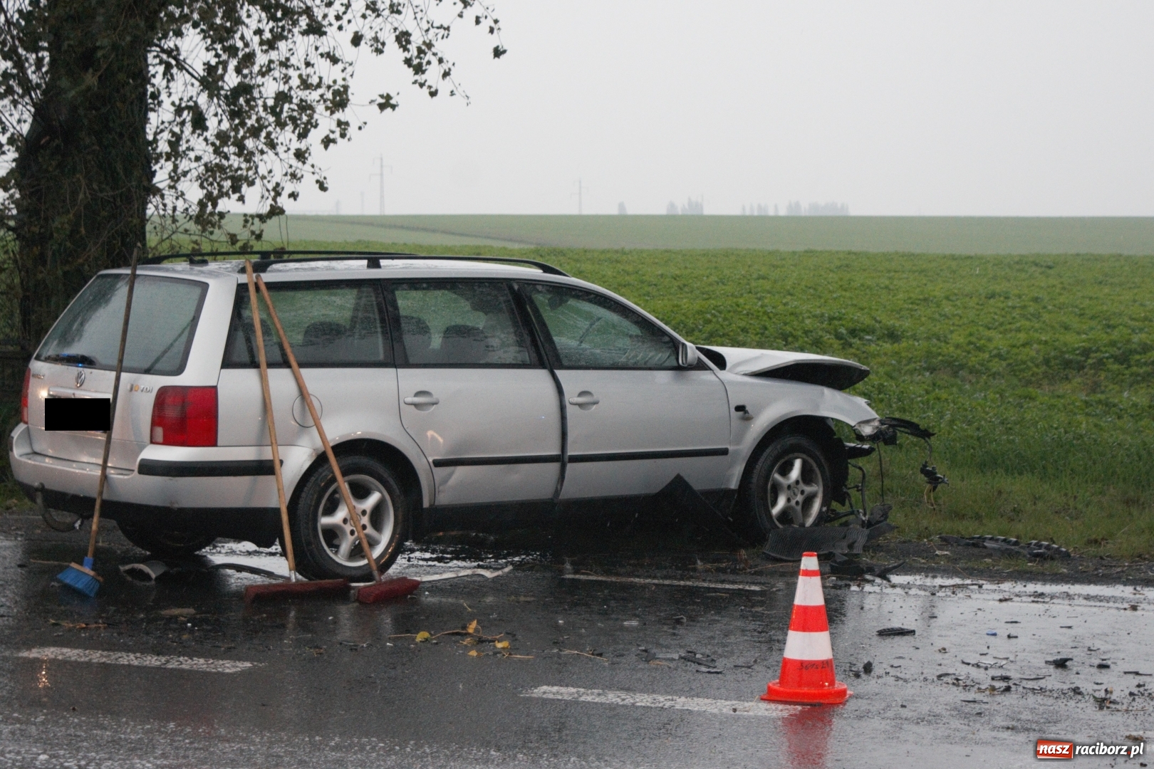 Zdjęcie w galerii na portalu naszraciborz.pl: Zderzenie forda i volkswagena na trasie Racibórz-Pietrowice Wielkie wiadomości z regionu