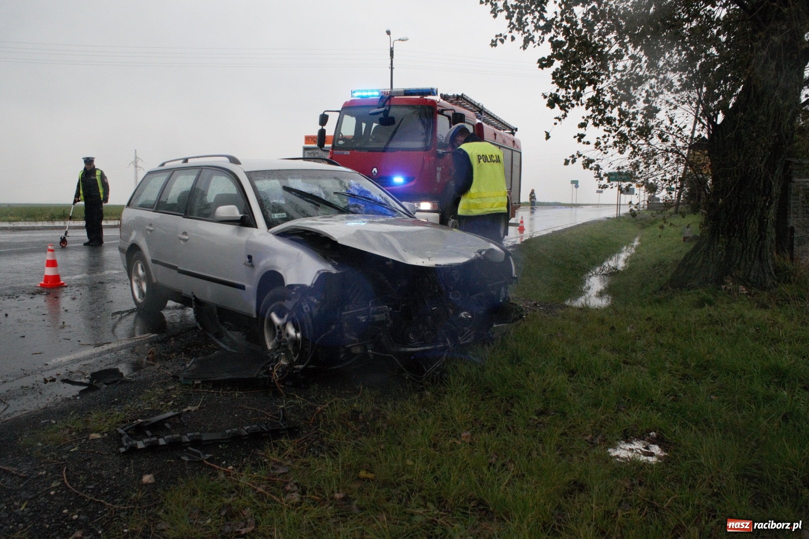 Zdjęcie w galerii na portalu naszraciborz.pl: Zderzenie forda i volkswagena na trasie Racibórz-Pietrowice Wielkie wiadomości z regionu