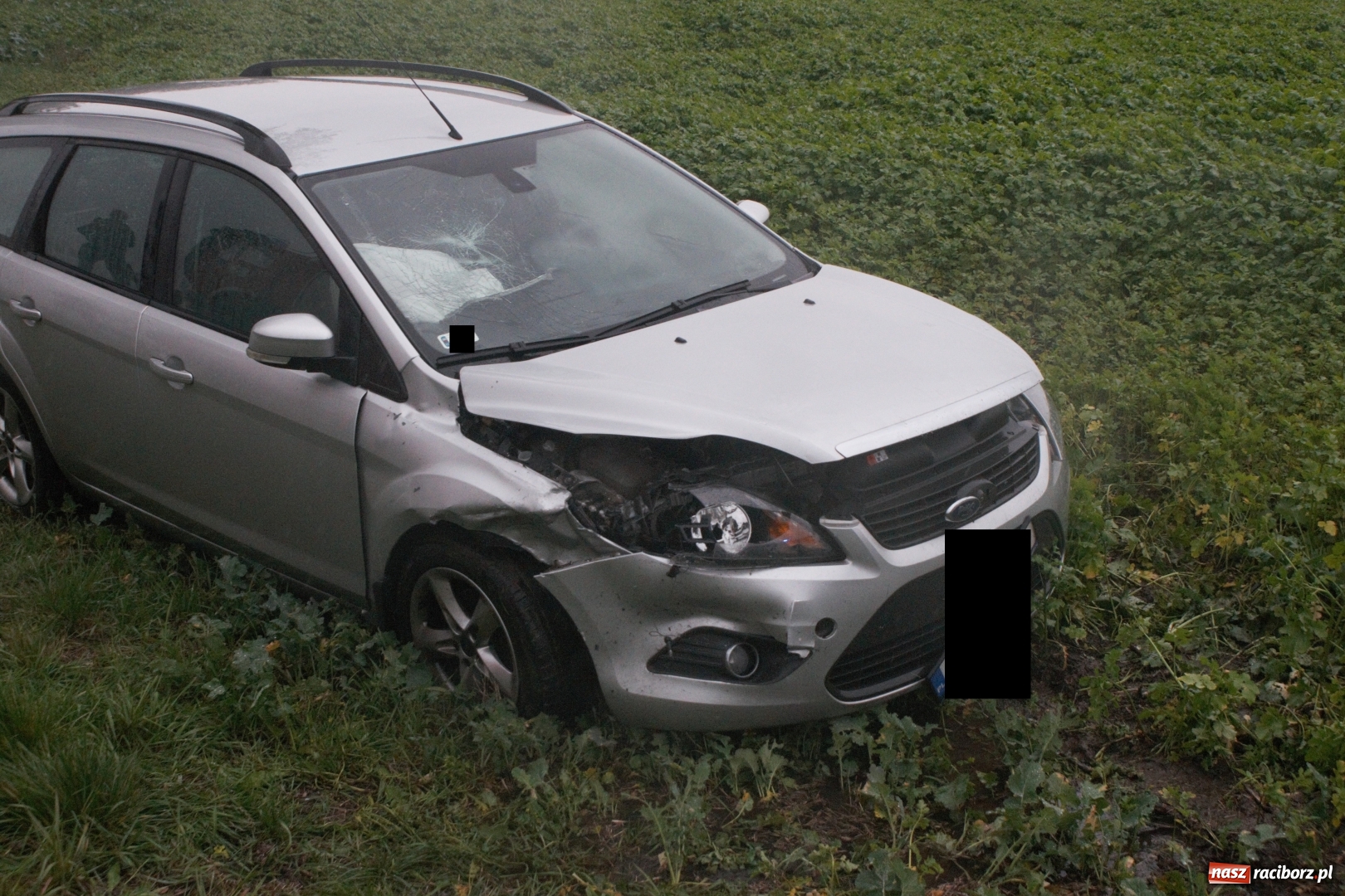 Zdjęcie w galerii na portalu naszraciborz.pl: Zderzenie forda i volkswagena na trasie Racibórz-Pietrowice Wielkie wiadomości z regionu