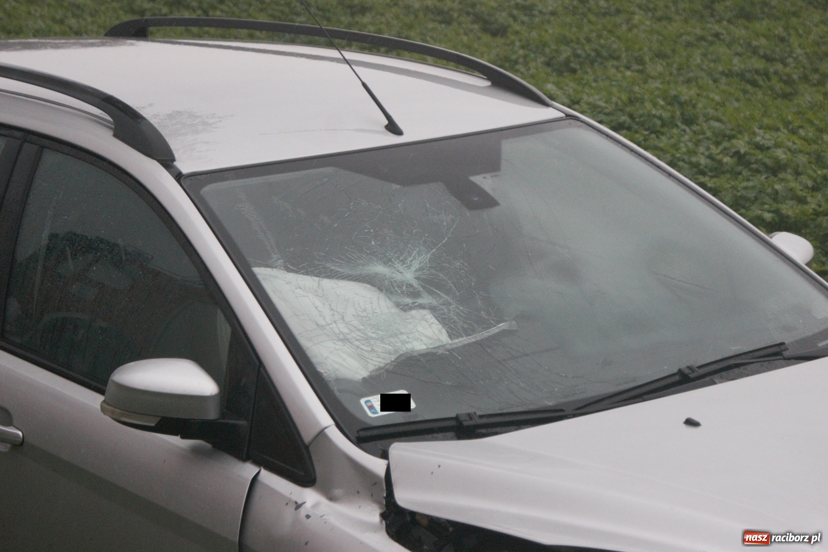 Zdjęcie w galerii na portalu naszraciborz.pl: Zderzenie forda i volkswagena na trasie Racibórz-Pietrowice Wielkie wiadomości z regionu