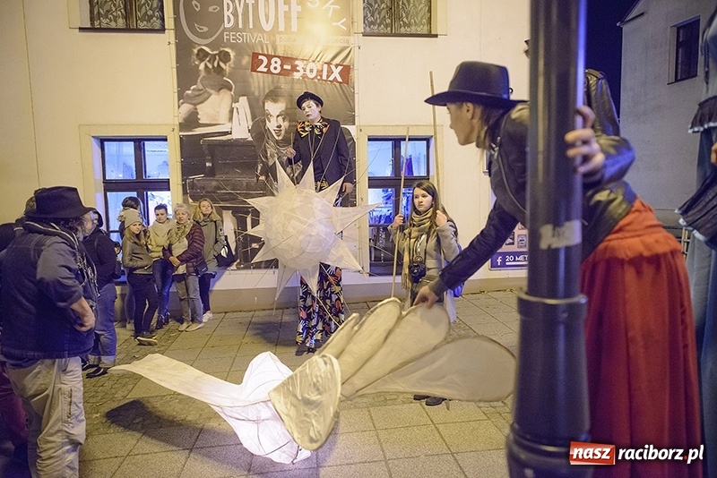 Zdjęcie w galerii na portalu naszraciborz.pl: Odlecieli na Kaszuby czyli szczudlarze z Nędzy na BytOFFsky festiwal wiadomości z regionu