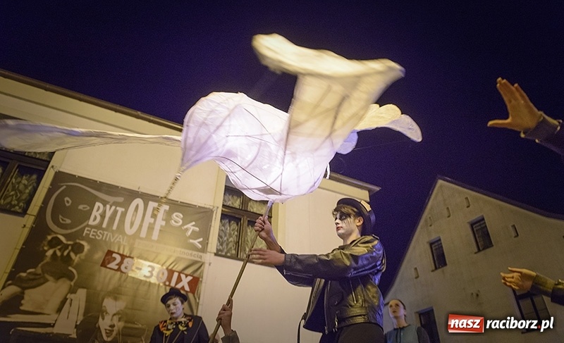 Zdjęcie w galerii na portalu naszraciborz.pl: Odlecieli na Kaszuby czyli szczudlarze z Nędzy na BytOFFsky festiwal wiadomości z regionu