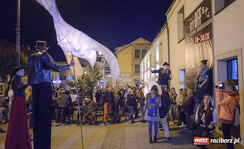 Zdjęcie w galerii na portalu naszraciborz.pl: Odlecieli na Kaszuby czyli szczudlarze z Nędzy na BytOFFsky festiwal wiadomości z regionu