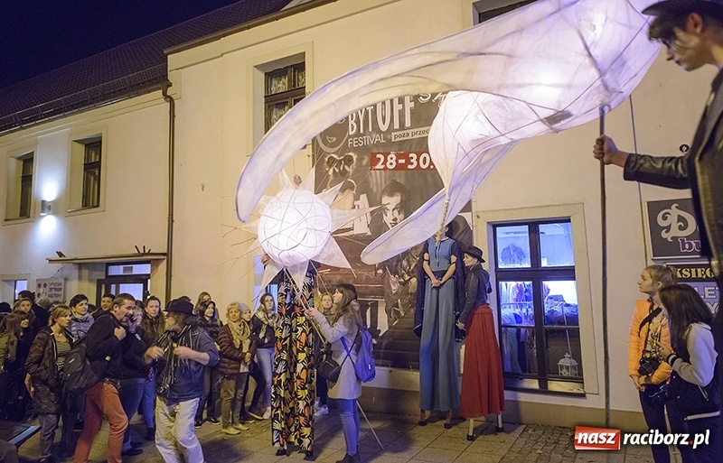 Zdjęcie w galerii na portalu naszraciborz.pl: Odlecieli na Kaszuby czyli szczudlarze z Nędzy na BytOFFsky festiwal wiadomości z regionu