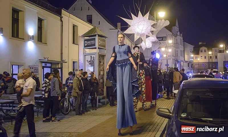 Zdjęcie w galerii na portalu naszraciborz.pl: Odlecieli na Kaszuby czyli szczudlarze z Nędzy na BytOFFsky festiwal wiadomości z regionu