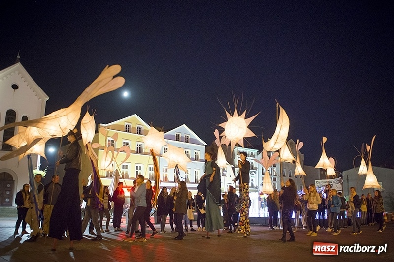 Zdjęcie w galerii na portalu naszraciborz.pl: Odlecieli na Kaszuby czyli szczudlarze z Nędzy na BytOFFsky festiwal wiadomości z regionu