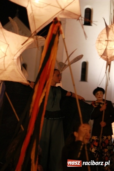 Zdjęcie w galerii na portalu naszraciborz.pl: Odlecieli na Kaszuby czyli szczudlarze z Nędzy na BytOFFsky festiwal wiadomości z regionu