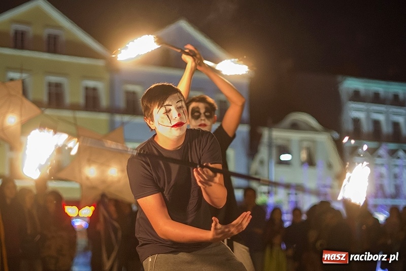 Zdjęcie w galerii na portalu naszraciborz.pl: Odlecieli na Kaszuby czyli szczudlarze z Nędzy na BytOFFsky festiwal wiadomości z regionu