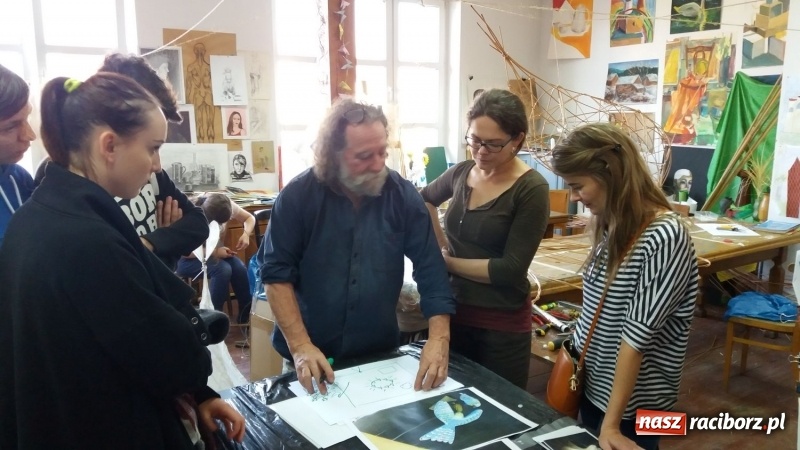 Zdjęcie w galerii na portalu naszraciborz.pl: Odlecieli na Kaszuby czyli szczudlarze z Nędzy na BytOFFsky festiwal wiadomości z regionu