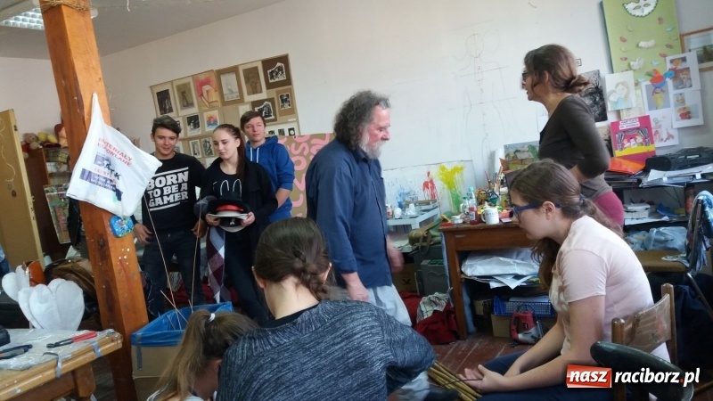 Zdjęcie w galerii na portalu naszraciborz.pl: Odlecieli na Kaszuby czyli szczudlarze z Nędzy na BytOFFsky festiwal wiadomości z regionu