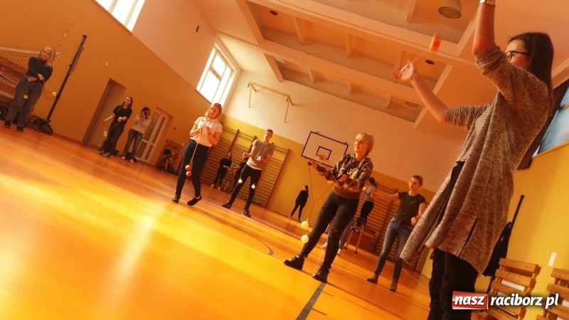 Zdjęcie w galerii na portalu naszraciborz.pl: Odlecieli na Kaszuby czyli szczudlarze z Nędzy na BytOFFsky festiwal wiadomości z regionu