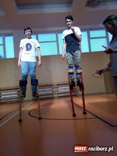 Zdjęcie w galerii na portalu naszraciborz.pl: Odlecieli na Kaszuby czyli szczudlarze z Nędzy na BytOFFsky festiwal wiadomości z regionu