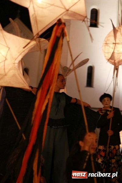 Zdjęcie w galerii na portalu naszraciborz.pl: Odlecieli na Kaszuby czyli szczudlarze z Nędzy na BytOFFsky festiwal wiadomości z regionu