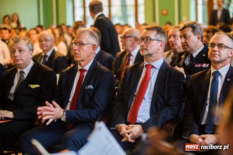 Zdjęcie w galerii na portalu naszraciborz.pl: Uroczysta inauguracja nowego roku akademickiego w PWSZ w Raciborzu  wiadomości z regionu