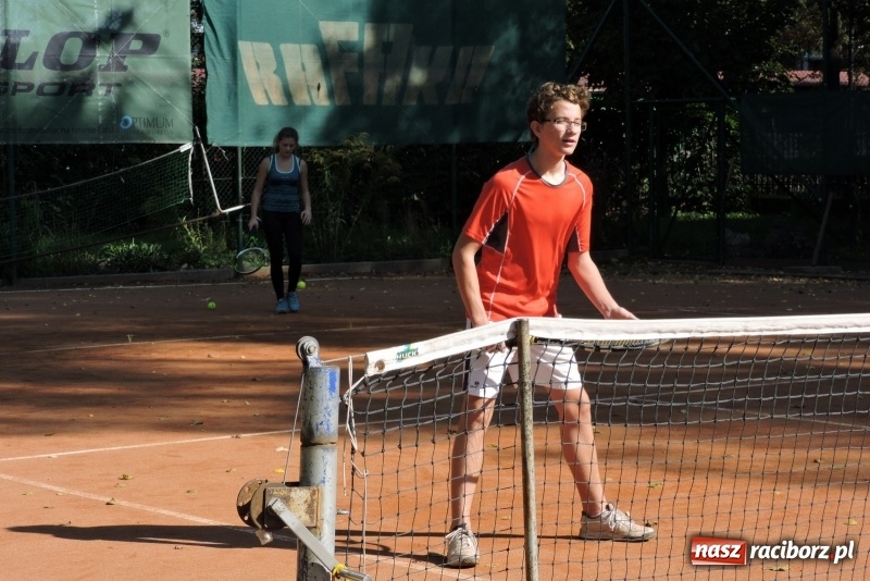 Zdjęcie w galerii na portalu naszraciborz.pl: Beata i Wiesław Jacheciowie zwycięzcami deblowego turnieju rodzin wiadomości z regionu