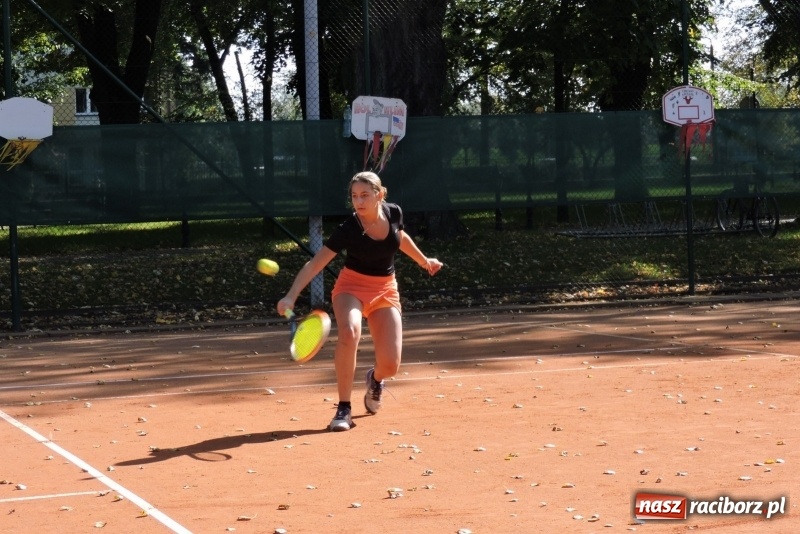 Zdjęcie w galerii na portalu naszraciborz.pl: Beata i Wiesław Jacheciowie zwycięzcami deblowego turnieju rodzin wiadomości z regionu