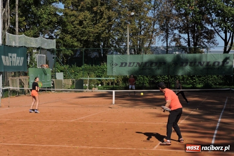 Zdjęcie w galerii na portalu naszraciborz.pl: Beata i Wiesław Jacheciowie zwycięzcami deblowego turnieju rodzin wiadomości z regionu