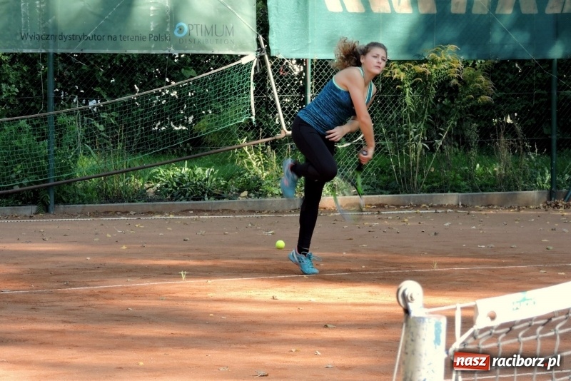 Zdjęcie w galerii na portalu naszraciborz.pl: Beata i Wiesław Jacheciowie zwycięzcami deblowego turnieju rodzin wiadomości z regionu