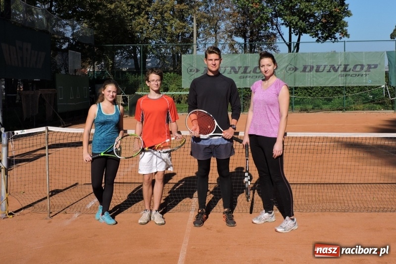 Zdjęcie w galerii na portalu naszraciborz.pl: Beata i Wiesław Jacheciowie zwycięzcami deblowego turnieju rodzin wiadomości z regionu