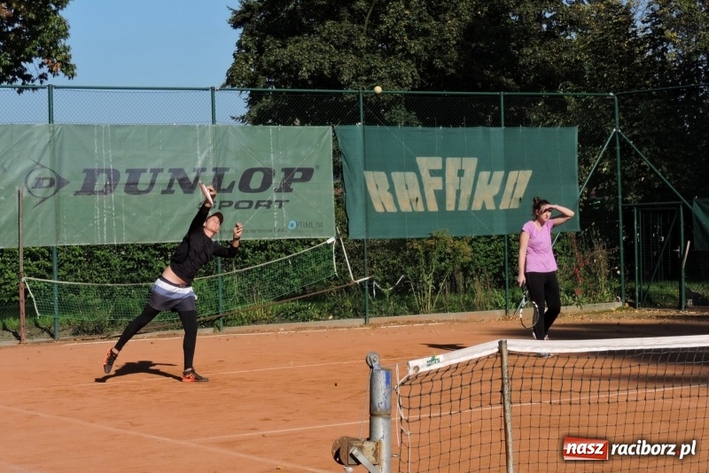 Zdjęcie w galerii na portalu naszraciborz.pl: Beata i Wiesław Jacheciowie zwycięzcami deblowego turnieju rodzin wiadomości z regionu