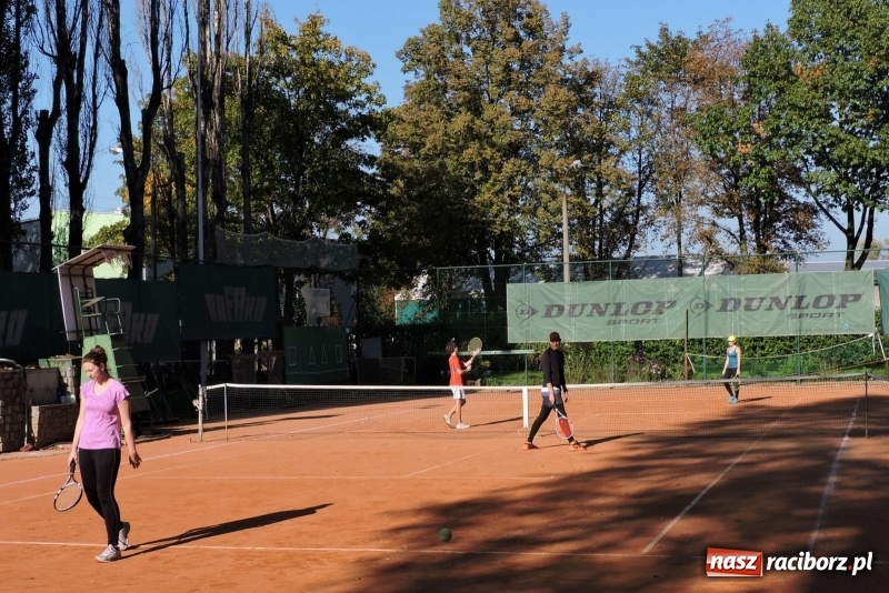 Zdjęcie w galerii na portalu naszraciborz.pl: Beata i Wiesław Jacheciowie zwycięzcami deblowego turnieju rodzin wiadomości z regionu