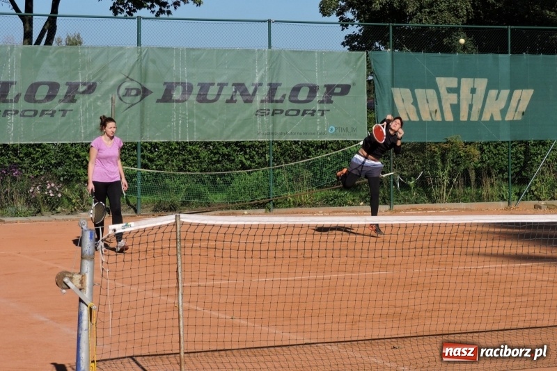 Zdjęcie w galerii na portalu naszraciborz.pl: Beata i Wiesław Jacheciowie zwycięzcami deblowego turnieju rodzin wiadomości z regionu