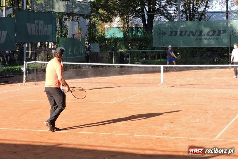 Zdjęcie w galerii na portalu naszraciborz.pl: Beata i Wiesław Jacheciowie zwycięzcami deblowego turnieju rodzin wiadomości z regionu