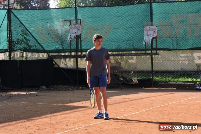 Zdjęcie w galerii na portalu naszraciborz.pl: Beata i Wiesław Jacheciowie zwycięzcami deblowego turnieju rodzin wiadomości z regionu