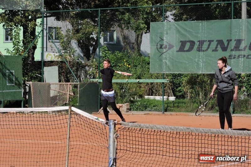 Zdjęcie w galerii na portalu naszraciborz.pl: Beata i Wiesław Jacheciowie zwycięzcami deblowego turnieju rodzin wiadomości z regionu