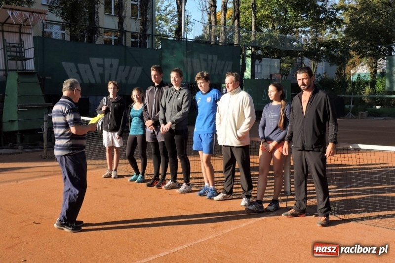 Zdjęcie w galerii na portalu naszraciborz.pl: Beata i Wiesław Jacheciowie zwycięzcami deblowego turnieju rodzin wiadomości z regionu