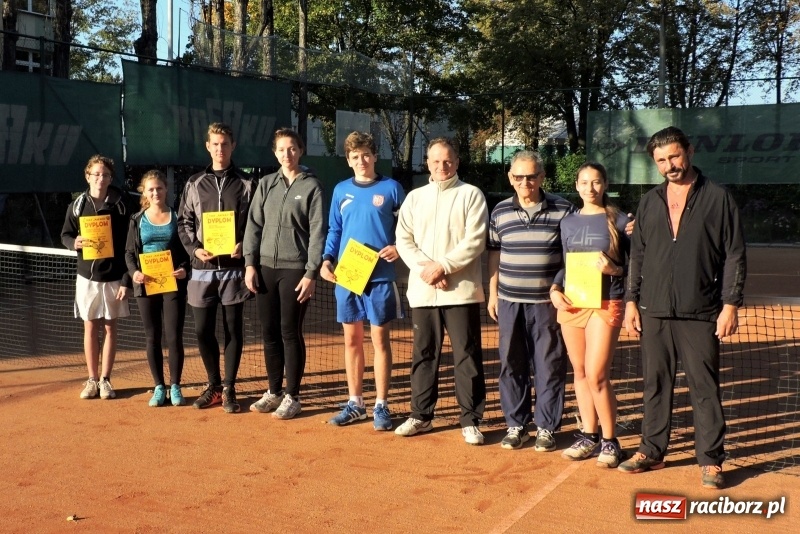 Zdjęcie w galerii na portalu naszraciborz.pl: Beata i Wiesław Jacheciowie zwycięzcami deblowego turnieju rodzin wiadomości z regionu