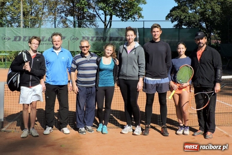 Zdjęcie w galerii na portalu naszraciborz.pl: Beata i Wiesław Jacheciowie zwycięzcami deblowego turnieju rodzin wiadomości z regionu