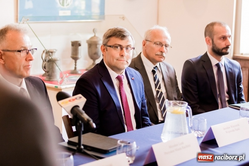 Zdjęcie w galerii na portalu naszraciborz.pl: Konferencja poświęcona powodzi tysiąclecia z udziałem wojewody śląskiego wiadomości z regionu