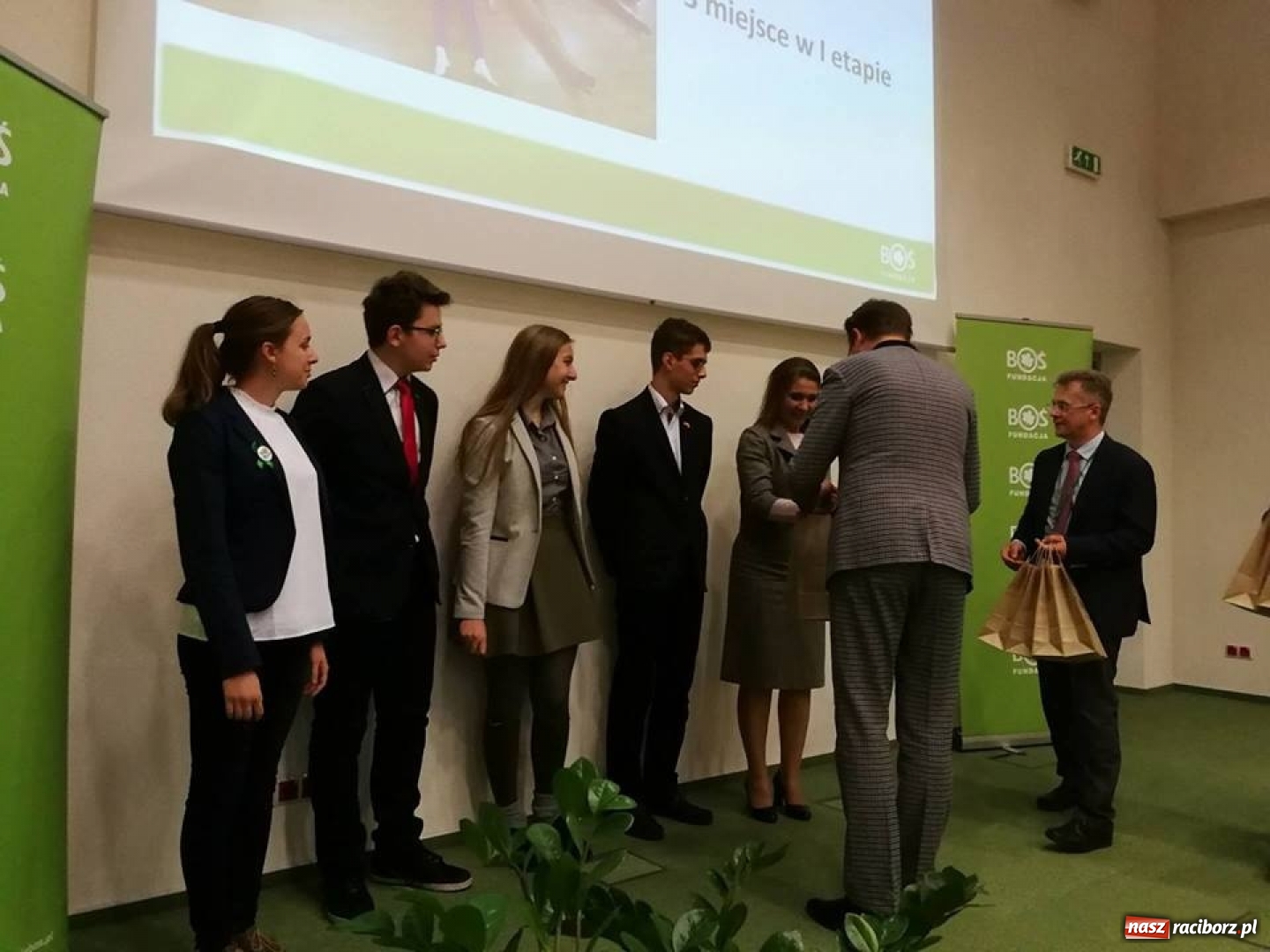 Zdjęcie w galerii na portalu naszraciborz.pl: Bardzo dobre miejsce uczniów I LO w konkursie poświęconym OZE wiadomości z regionu