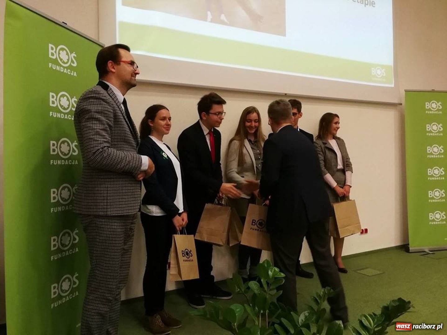 Zdjęcie w galerii na portalu naszraciborz.pl: Bardzo dobre miejsce uczniów I LO w konkursie poświęconym OZE wiadomości z regionu