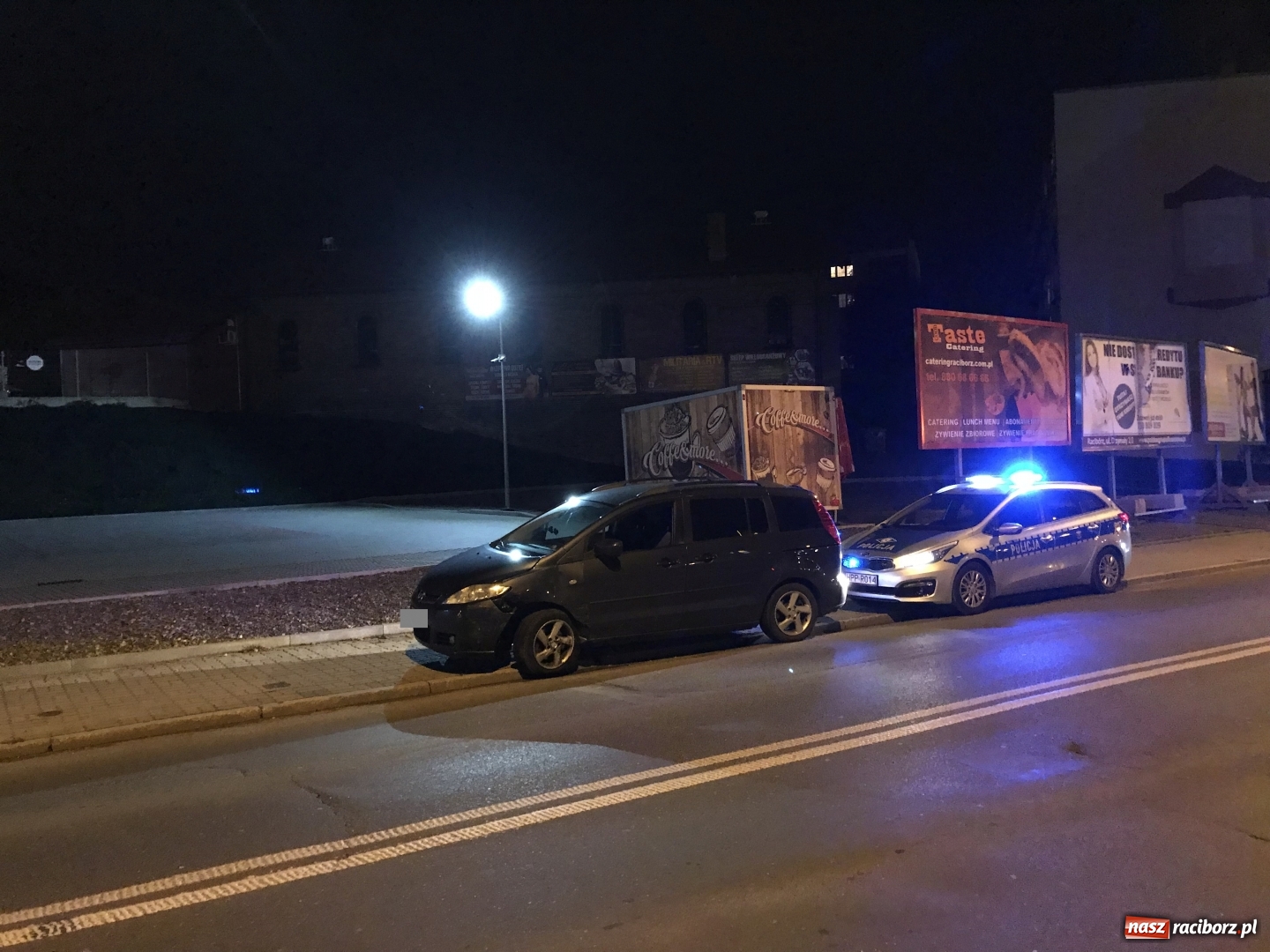 Zdjęcie w galerii na portalu naszraciborz.pl: Zderzenie mazdy i opla na ulicy Podwale wiadomości z regionu